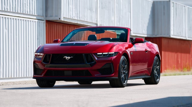 Kırmızı bir 2024 Ford Mustang GT Cabrio. 